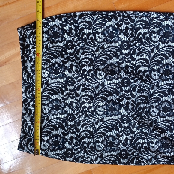 Black and white lace skirt Size 4 - Picture 4 of 8